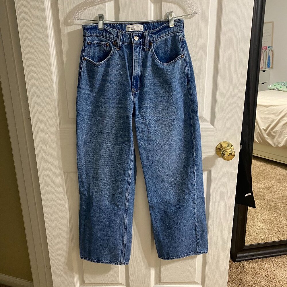 Abercrombie & Fitch High-Rise Straight Leg Jeans - Medium Blue Wash